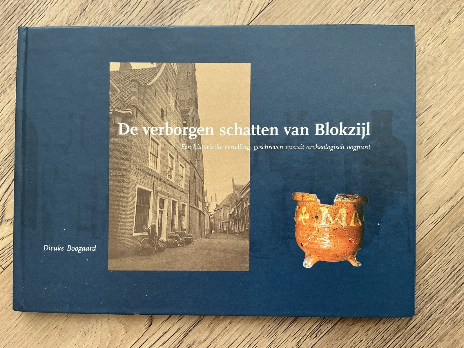 De verborgen schatten van Blokzijl - Archeologisch boek, Boeken, Ophalen of Verzenden, 20e eeuw of later, Zo goed als nieuw