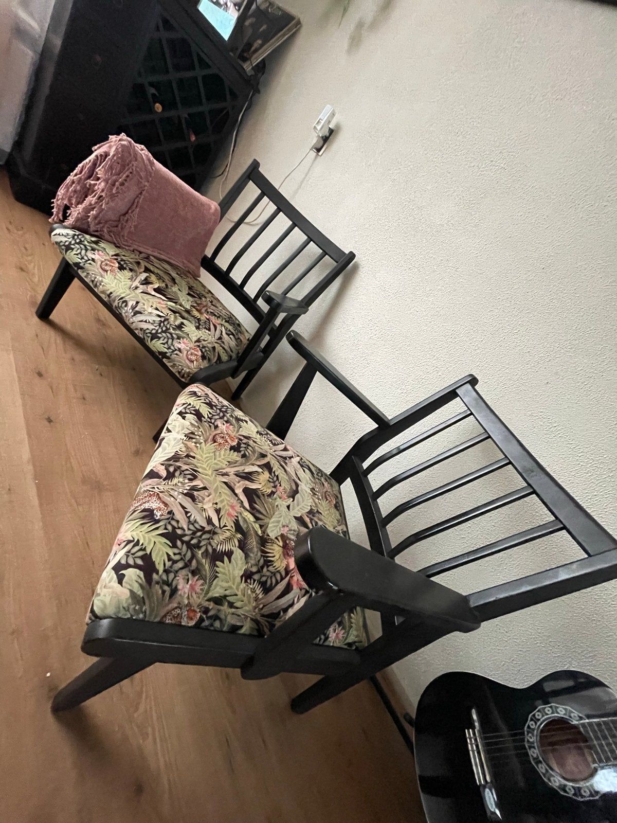Twee zwarte vintage houten fauteuils met tropische print, Ophalen, Twee, Zwart, Zo goed als nieuw