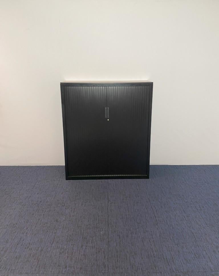 Roldeurkast Lensvelt, zwart, H 140 x B 120 x D 45 cm.