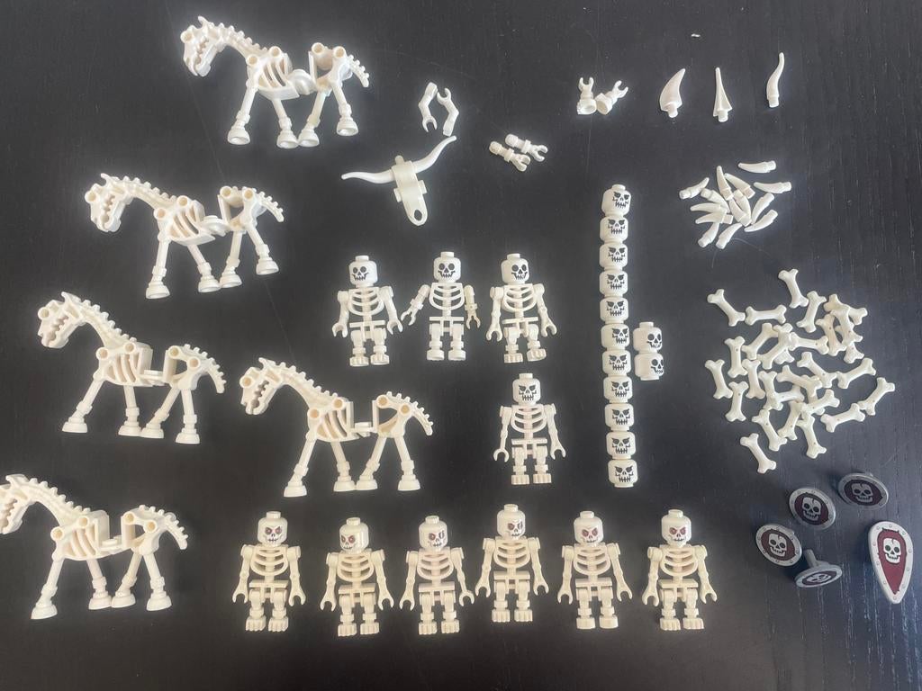 LEGO skeleton army bundle (minifigs + paarden + accessoires), Ophalen of Verzenden, Zo goed als nieuw