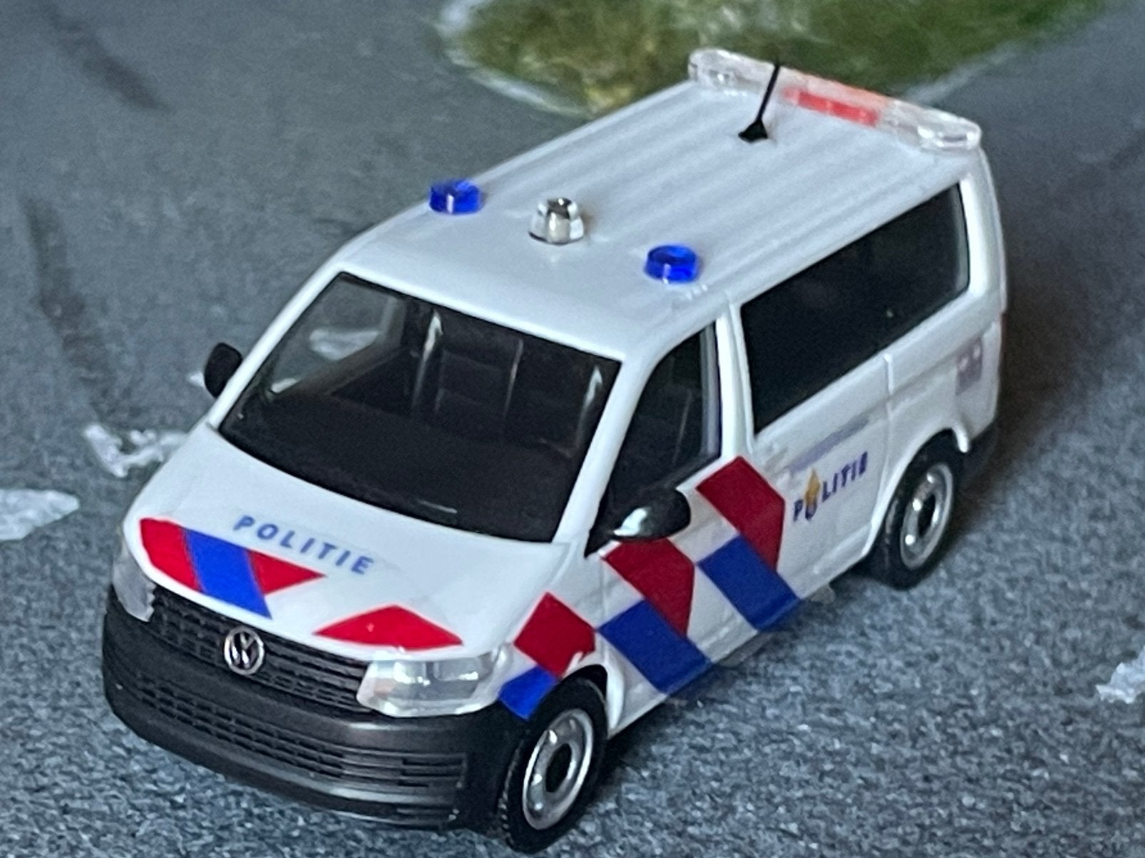 1:87 VW T6 politie, zelfbouw, Hobby en Vrije tijd, Modelauto's | 1:87, Ophalen of Verzenden, Zo goed als nieuw, Auto