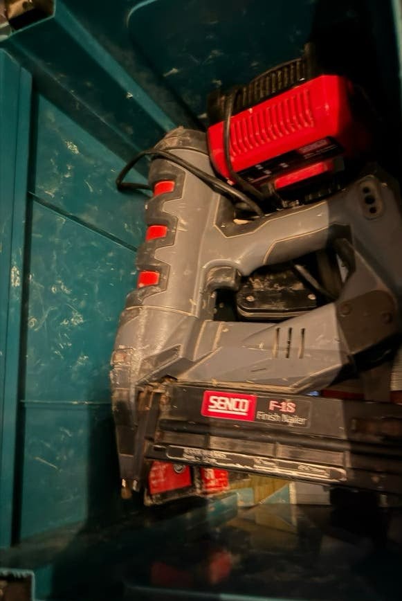 Senco Tacker F-18 Finish Nailer met 2 accu's en lader, Doe-het-zelf en Verbouw, Ophalen of Verzenden, Gebruikt, Tacker/nietmachine
