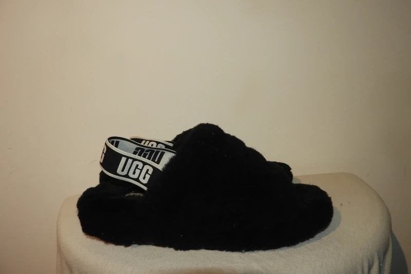 Ugg warme sloffen elastische merkband zwart gestoffeerd 40, UGG, Verzenden, Zwart, Zo goed als nieuw