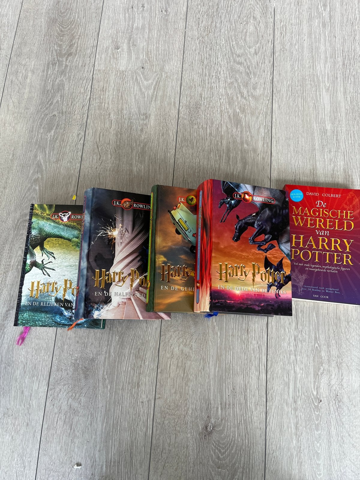 Harry Potter boekenreeks en De Magische Wereld van Harry Pot, Ophalen of Verzenden, Gelezen