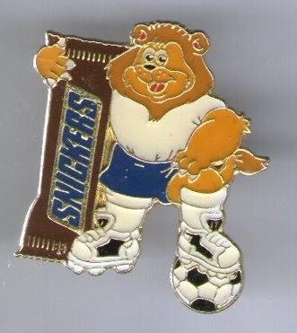 Snickers voetbal leeuw koper PIN ( BLAD5_573 ), Verzamelen, Verzenden, Zo goed als nieuw, Merk, Speldje of Pin