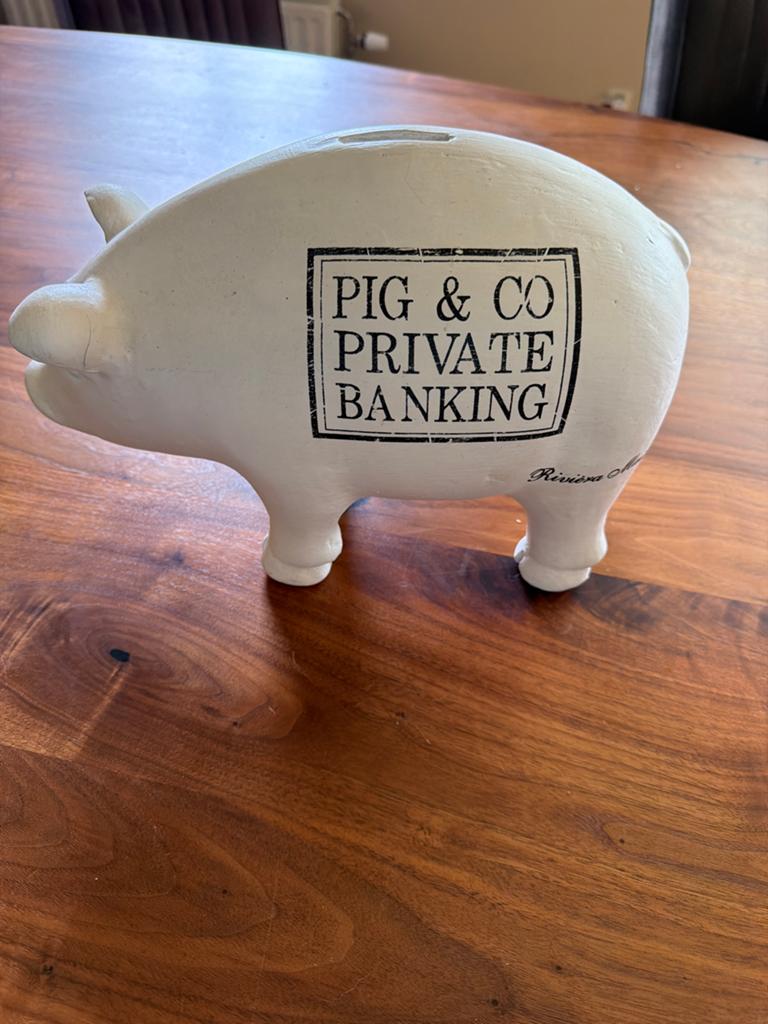 Riviera Maison Spaarvarken "Pig & Co Private Banking", Ophalen of Verzenden, Zo goed als nieuw, Steen, Aardewerk of Keramiek, Dier