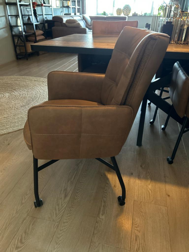 Comfortabele eetkamerstoel met wieltjes - Bruin, Gebruikt, Bruin, Leer, Ophalen of Verzenden