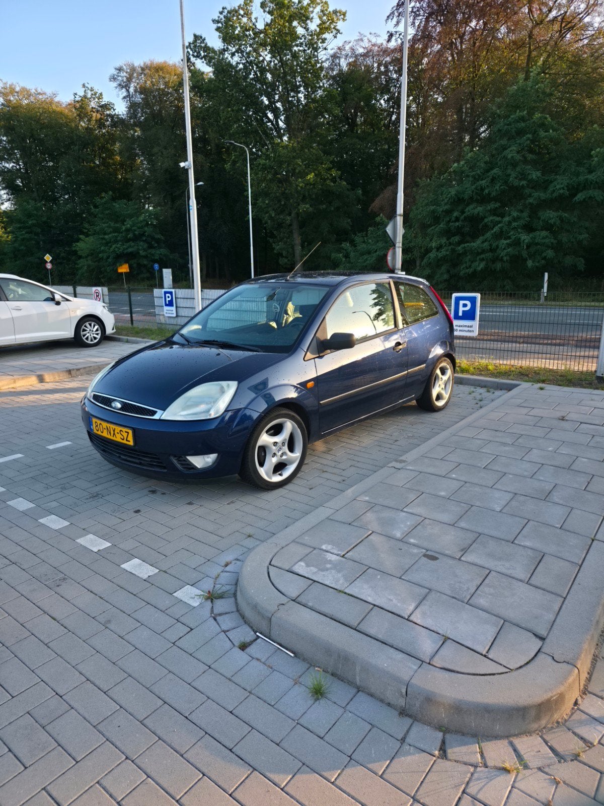 Ford Fiësta 1.3 8V 3DR 2004 Blauw, Auto's, 1299 cc, Stof, 40 €/maand, 4 cilinders