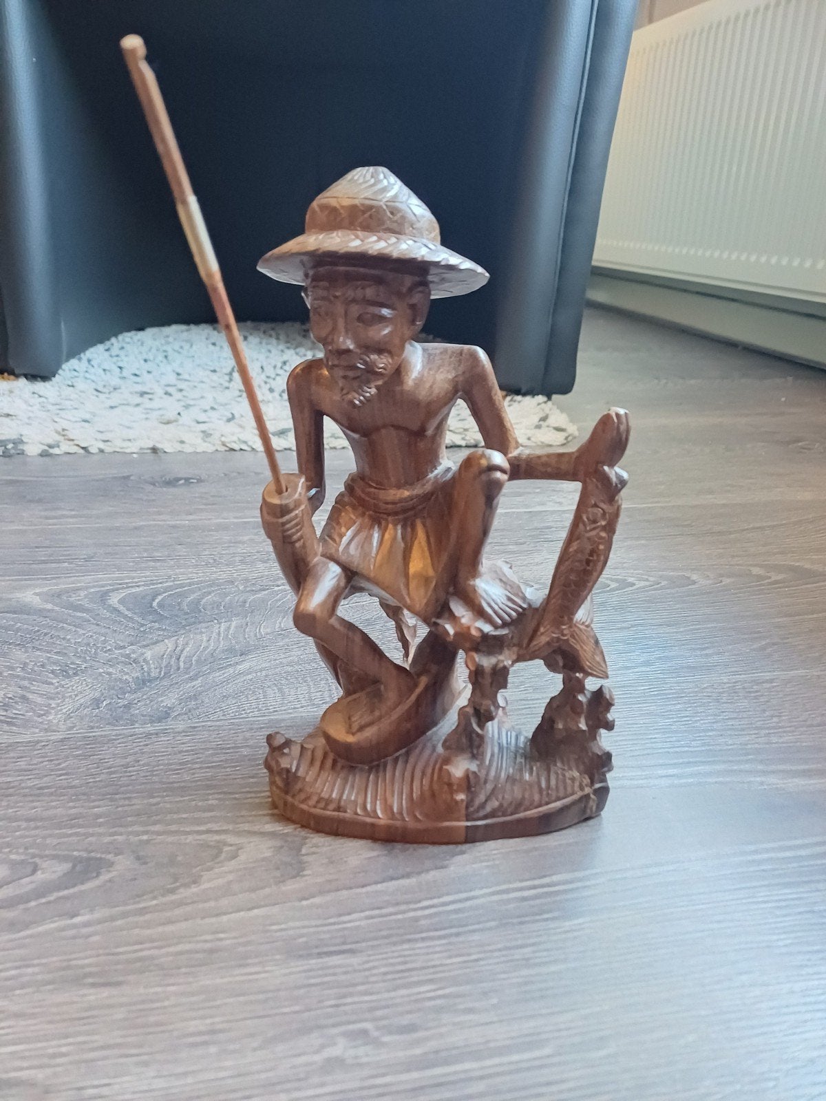 Houten beeldje visser met vis, ca. 20cm hoog, Ophalen of Verzenden, Handgemaakt, 20 - 50 cm, Beeld