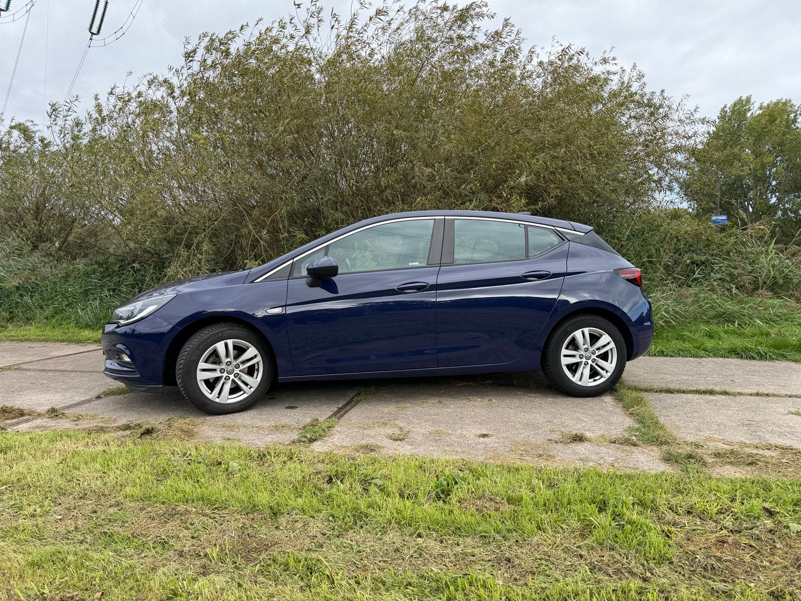 Opel Astra 1.0 Turbo 105pk Buisness+ 2016 Blauw, Auto's, Stof, Zwart, Blauw, 610 kg