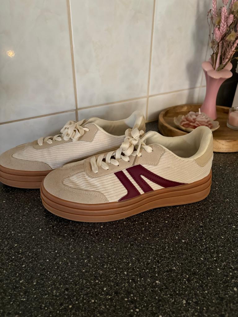 Stijlvolle schoenen uit boetiekje - Maat 39, Beige, Ophalen of Verzenden, Sneakers of Gympen, Zo goed als nieuw