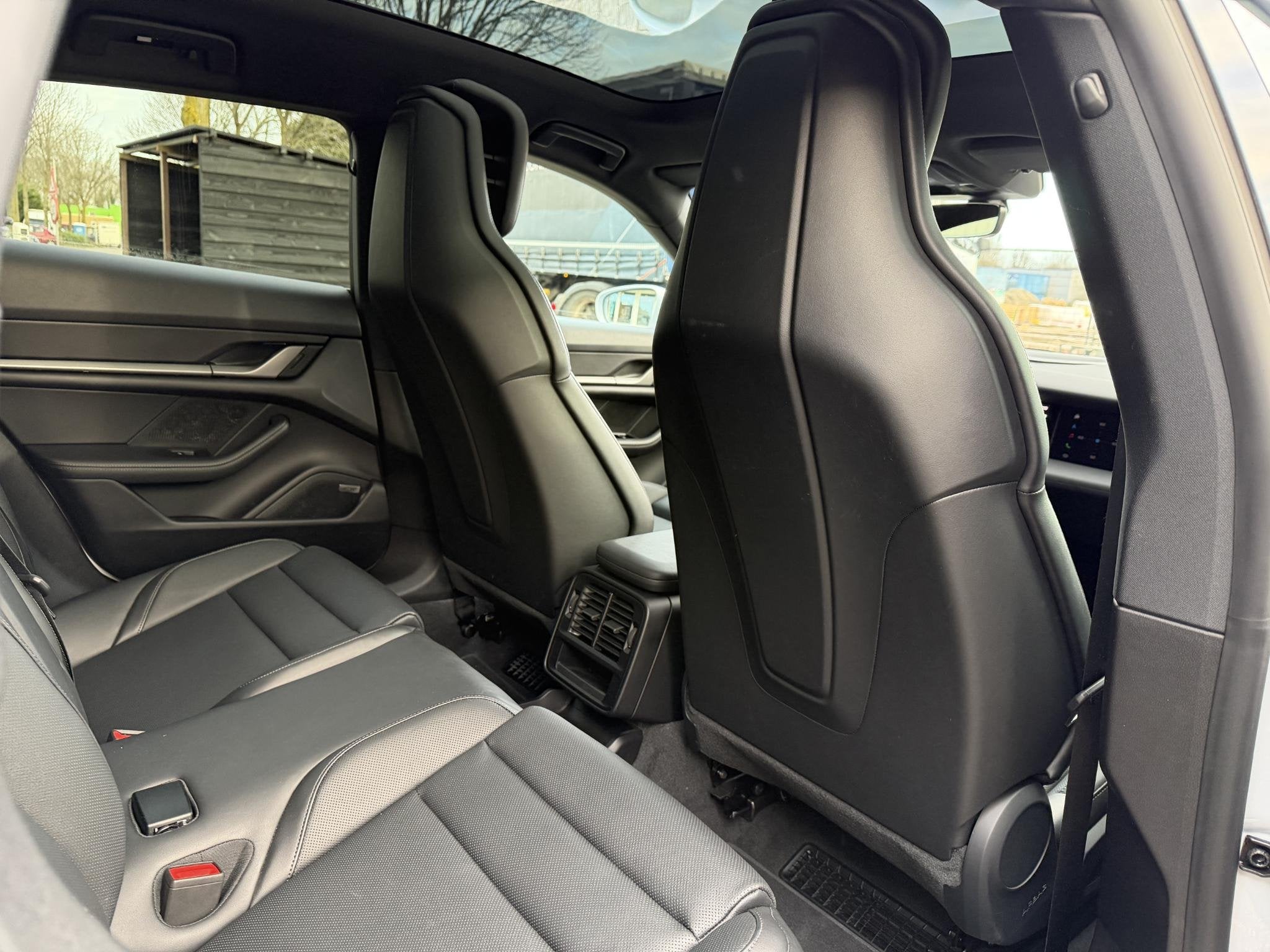 Foto 13 van Porsche Taycan Sport Turismo Black Edition 105 kWh luchtveri