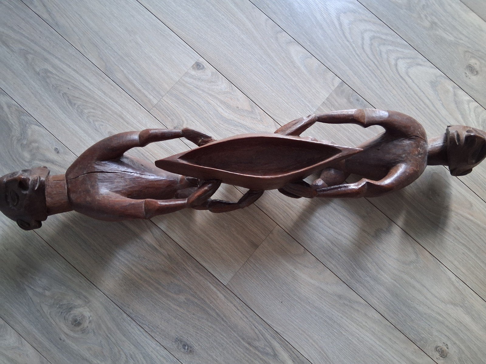 Afrikaans houten beeld met twee figuren en schaal, Bruin, Afrika, Handgemaakt, Beeld