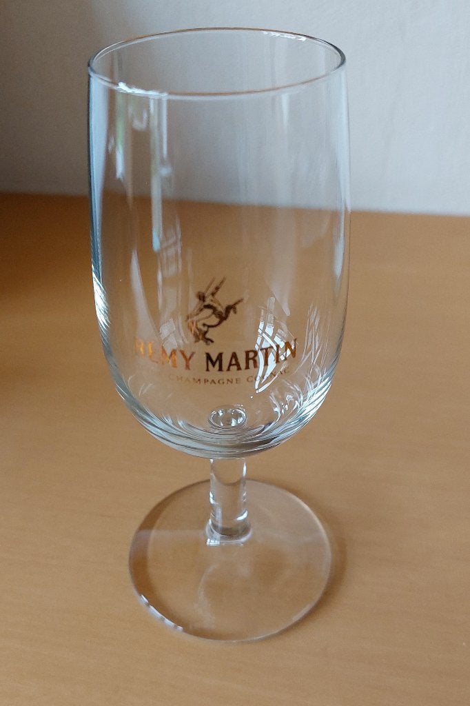 Eén Remy Martin cognacglas - ongebruikt, gaaf, 13,3 cm. hoog, Ophalen, Zo goed als nieuw, Borrel- of Shotglas