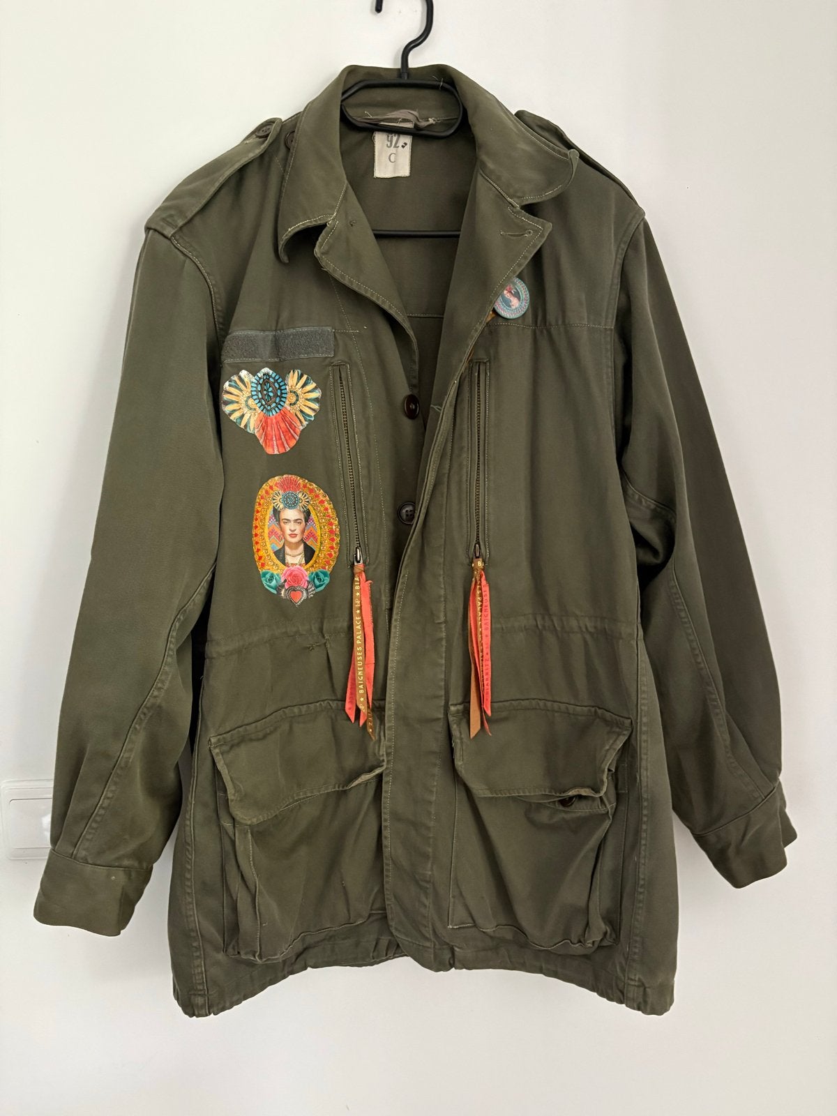Unieke legergroene jas met Frida Kahlo patches, Kleding | Dames, Ophalen of Verzenden, Gedragen, Maat 38/40 (M), Groen
