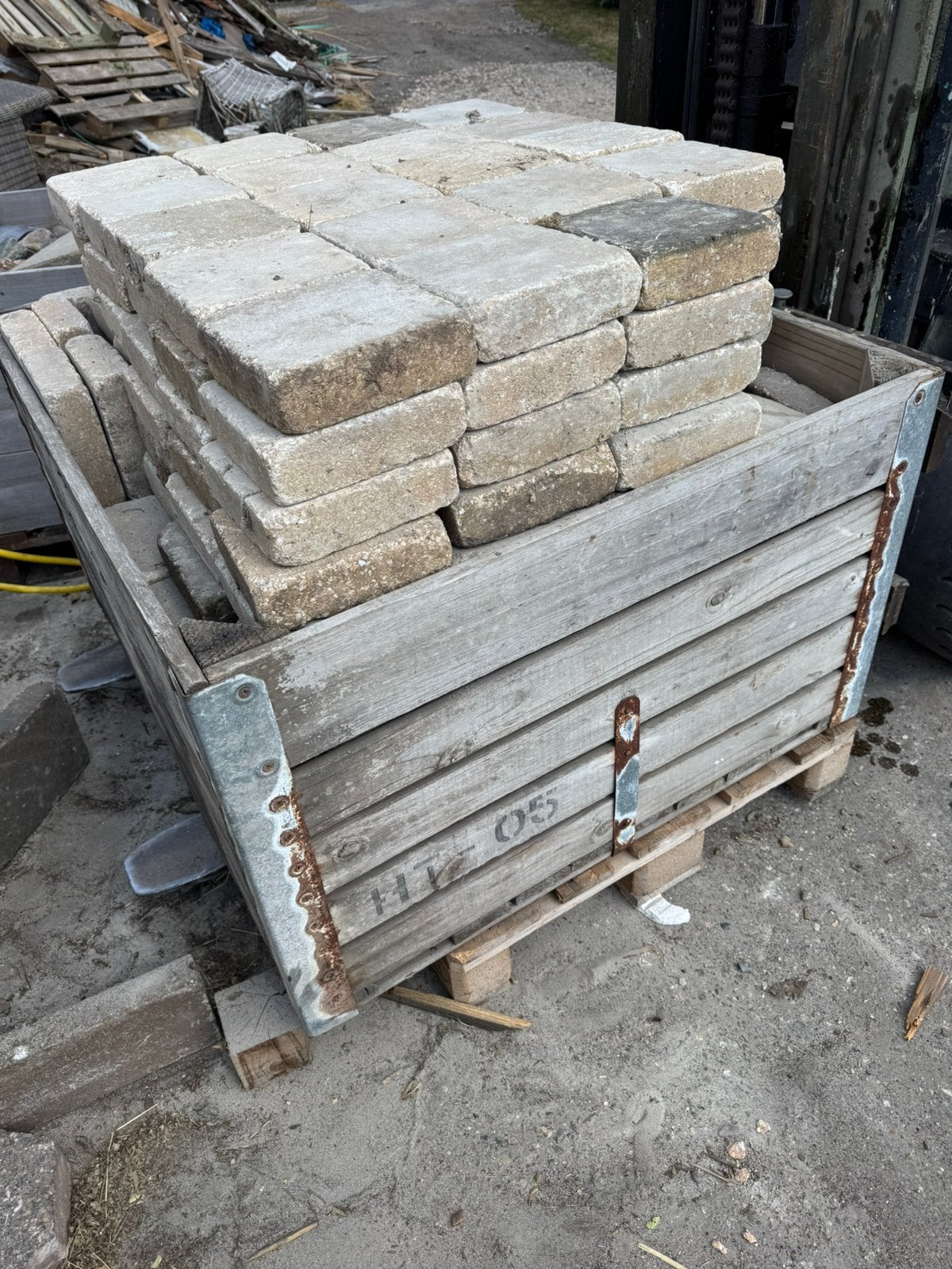 1 x bak met keitjes en een bak kleine vierkante tegeltjes, Ophalen, Zo goed als nieuw, Beton, Terrastegels