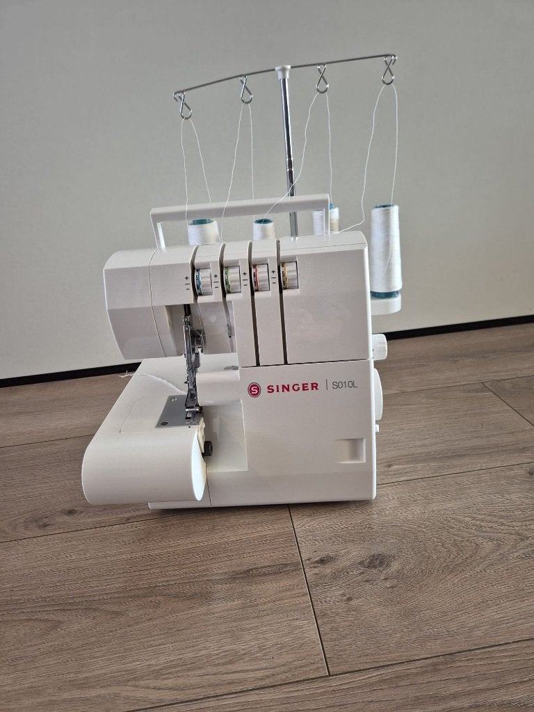 Singer S010L lockmachine, Hobby en Vrije tijd, Naaimachines en Toebehoren, Zo goed als nieuw, Lockmachine, Singer, Ophalen