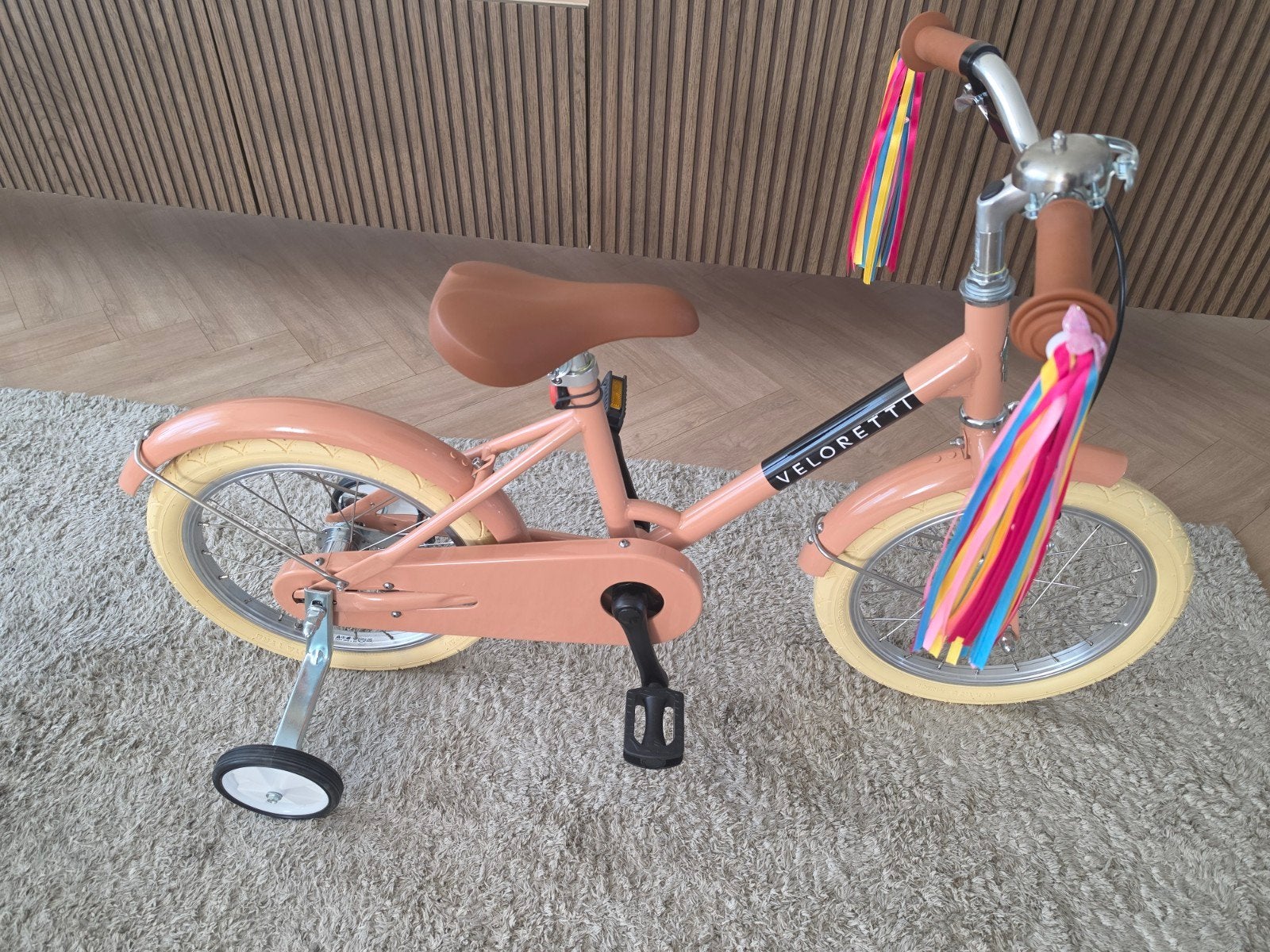Nieuwe veloretti fiets zalm roze, Fietsen en Brommers, Fietsen | Kinderfietsjes, Ophalen, Terugtraprem, Zijwieltjes, Veloretti