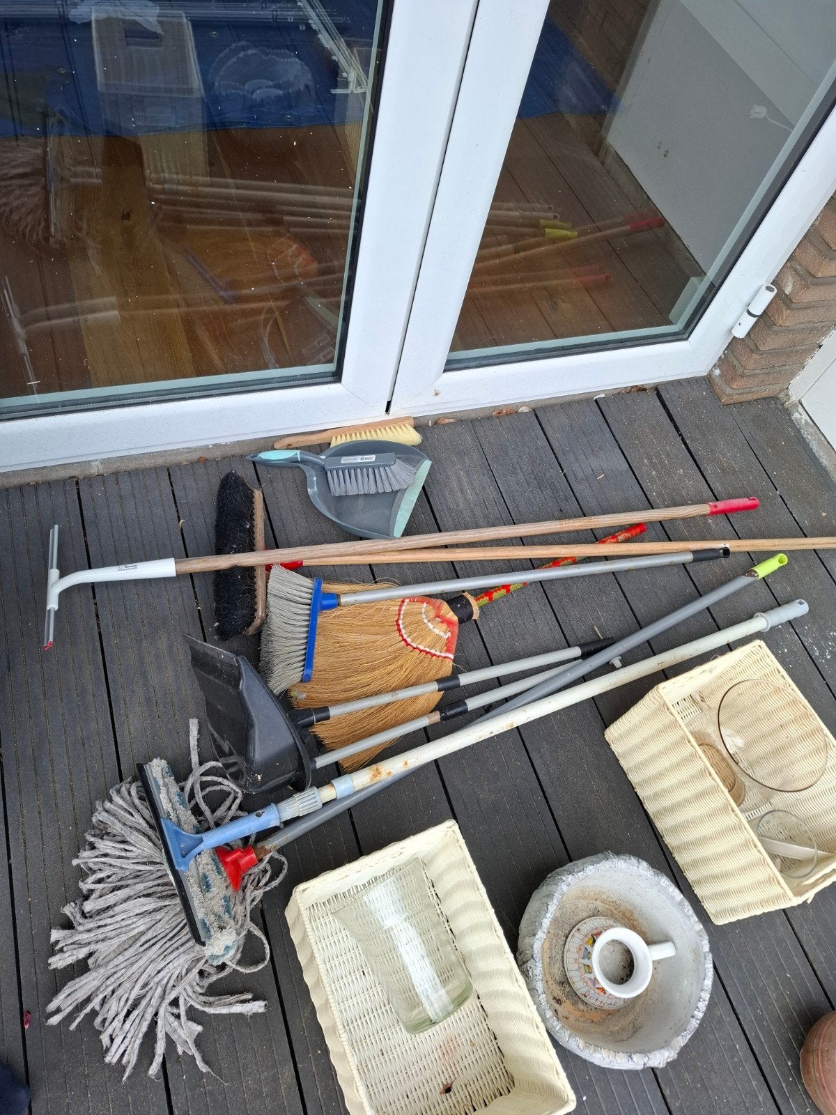 Diverse bezems, tuingereedschap, manden en vazen, Ophalen