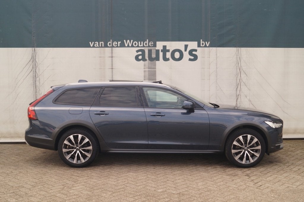Volvo V90 Cross Country 2.0 B5 250pk AWD Pro -PANO-LEER-CAM-, Auto's, Automaat, Dealer onderhouden, 15 km/l, Euro 6
