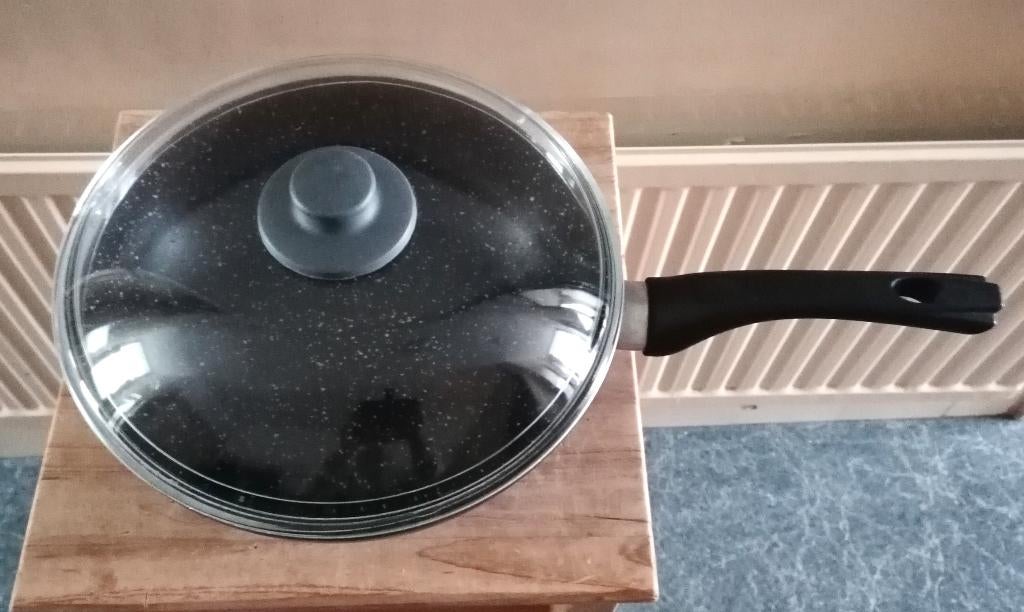 Wok- / braadpan zwart, marmer coating glazen deksel € 17,50, Ophalen of Verzenden, Gebruikt, Rvs, Wok
