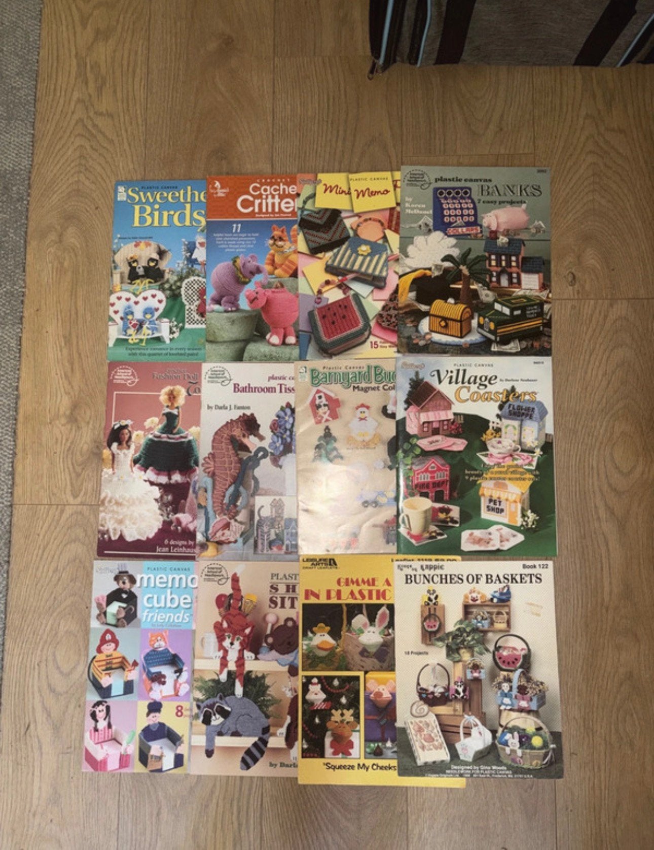 Set met plastic canvas boekjes + 1 crochet boek. Engelstalig, Ophalen of Verzenden, Gebruikt