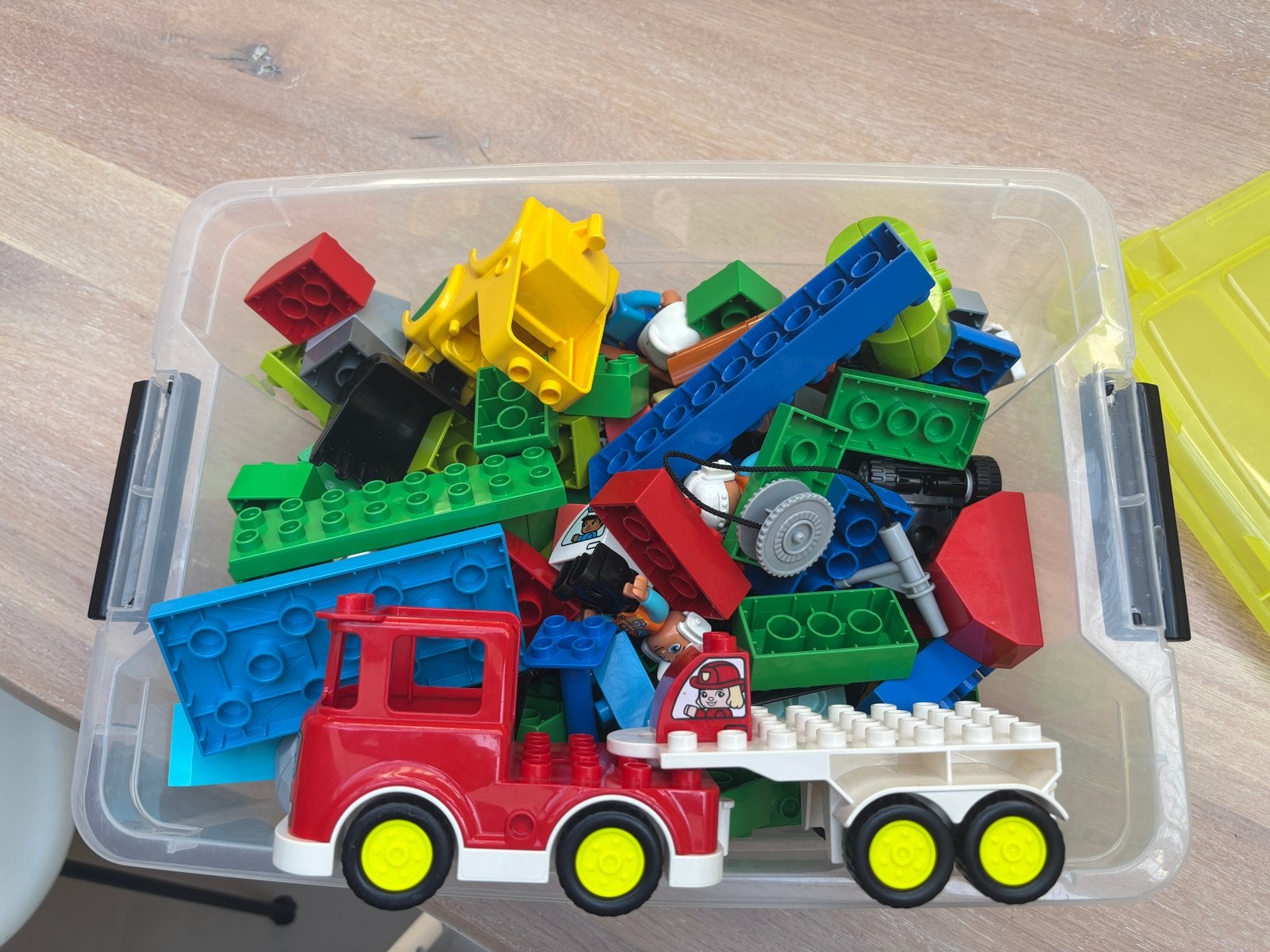 Bak met diverse Duplo bouwstenen en voertuigen, Ophalen, Gebruikt, Duplo, Inclusief accessoires