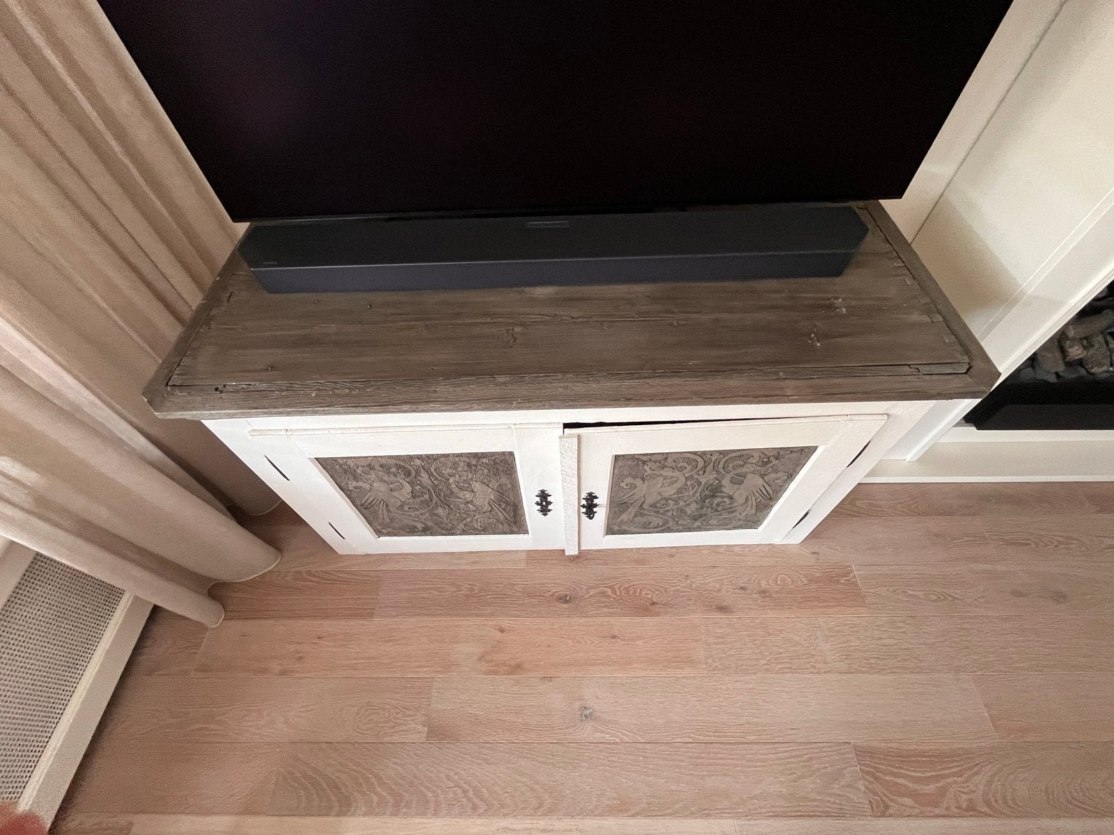 Uniek TV-meubel met houtsnijwerk, Gebruikt, 100 tot 150 cm, Grenenhout, Ophalen of Verzenden