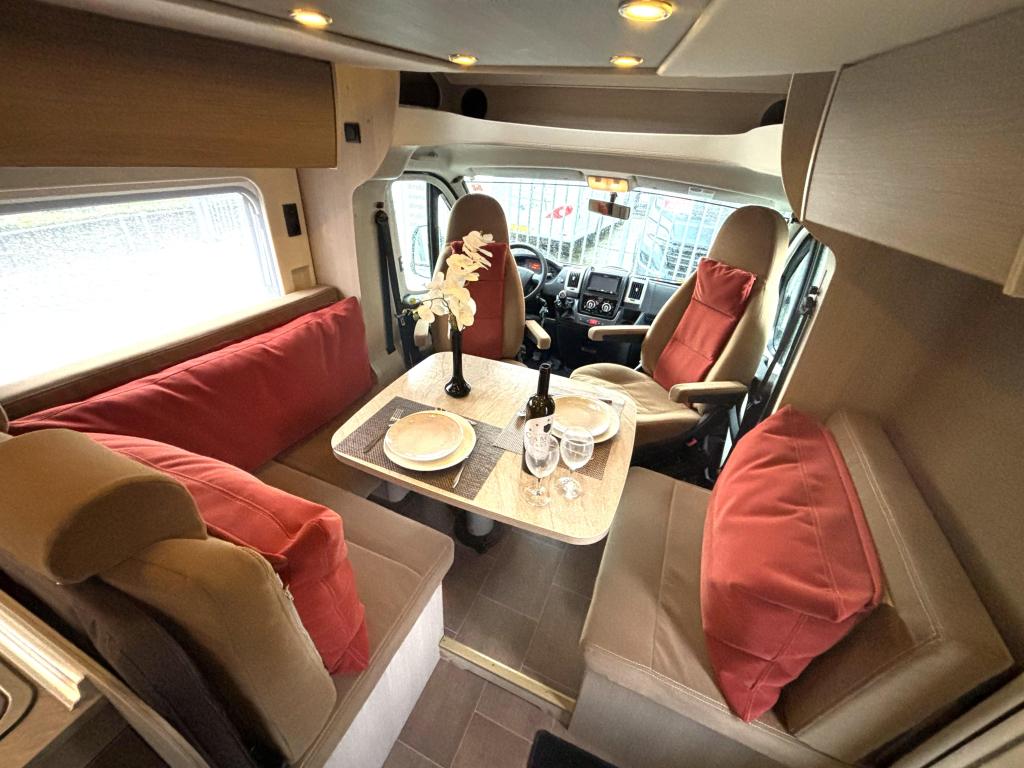 Bürstner Fifty Five Ixeo 734 QUEENSBED+HEFBED BEARLOCK, Chemisch toilet, Ringverwarming, Fiat, Afzuigkap