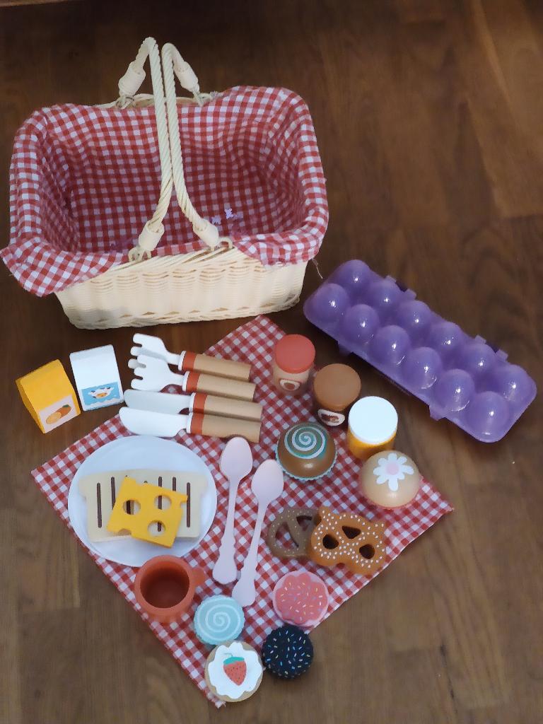 Speelgoed picknickmand met veel houten etenswaren, Kinderen en Baby's, Speelgoed | Houten speelgoed, Ophalen of Verzenden, Zo goed als nieuw