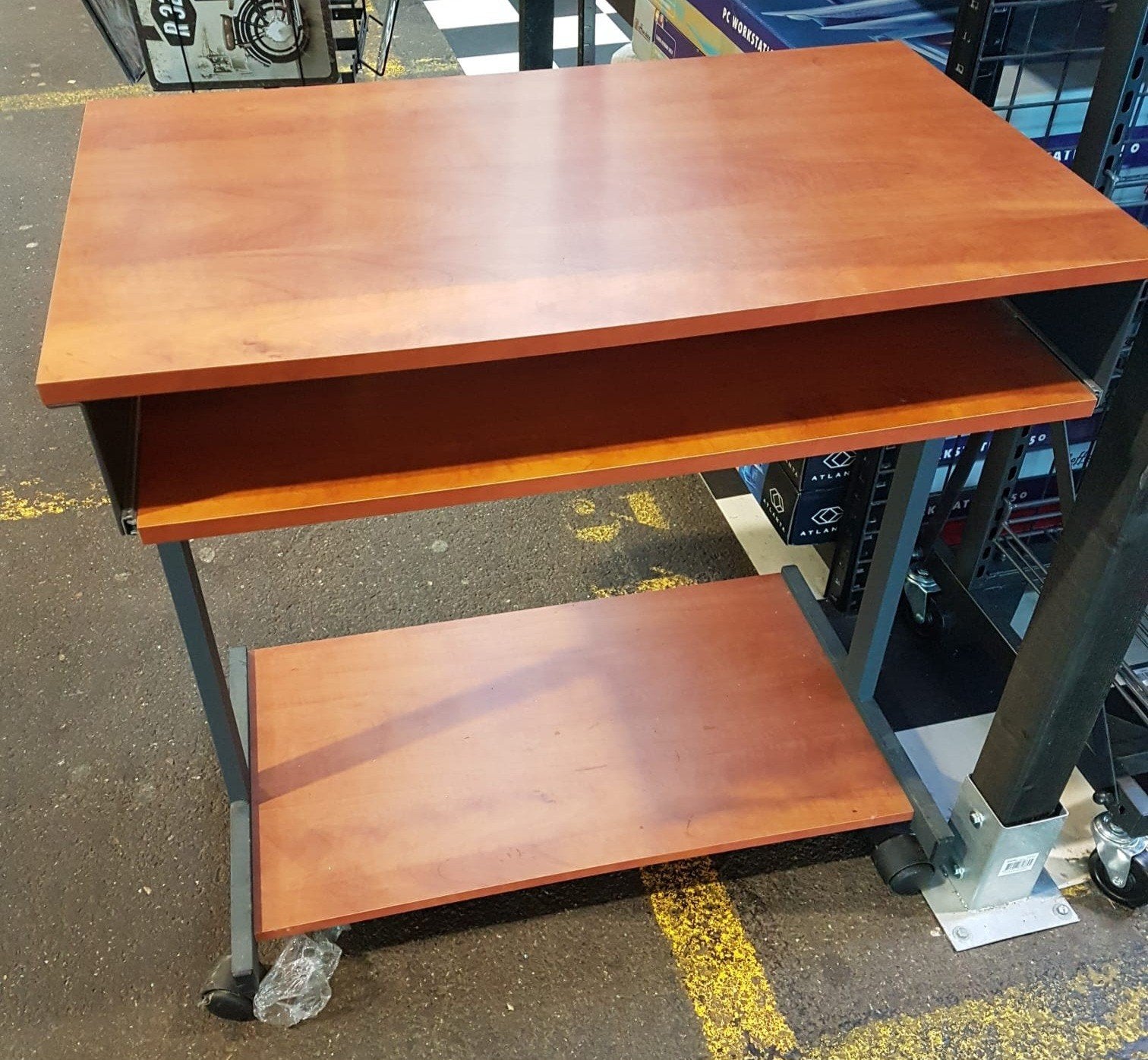 Nieuw in doos computertafel
stevige kwaliteit, Ophalen, Nieuw, 70 tot 120 cm