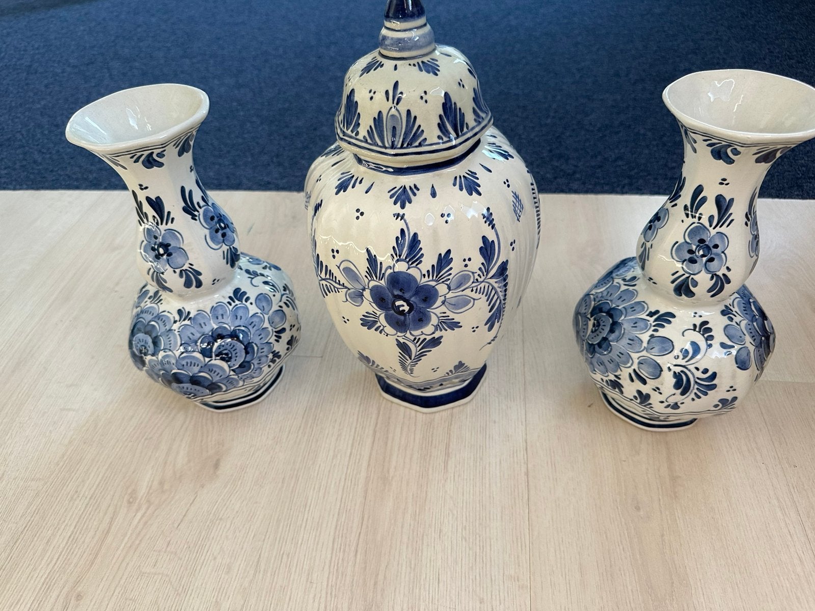 Drie Delfts blauwe vazen, Ophalen
