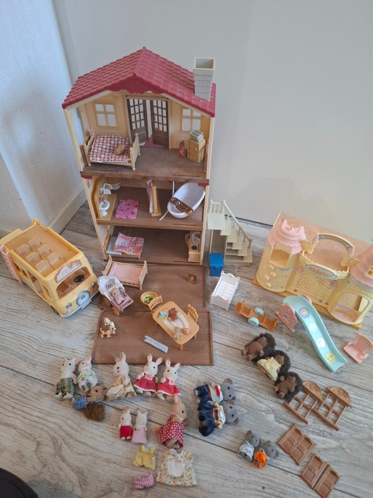 Grote Sylvanian Families set met huis, bus en figuren, Kinderen en Baby's, Speelgoed | Poppenhuizen, Ophalen of Verzenden, Gebruikt