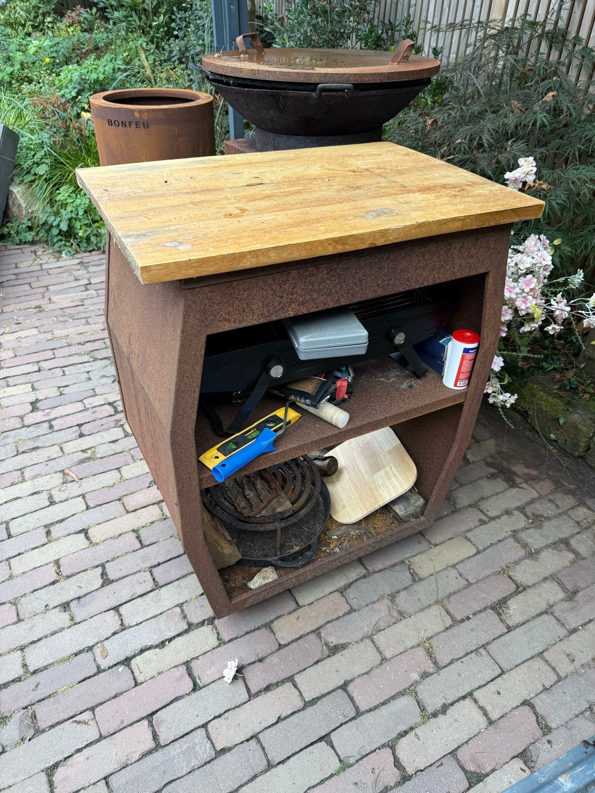 Cortenstaal BBQ met werkblad en opbergruimte, Ophalen, Gebruikt