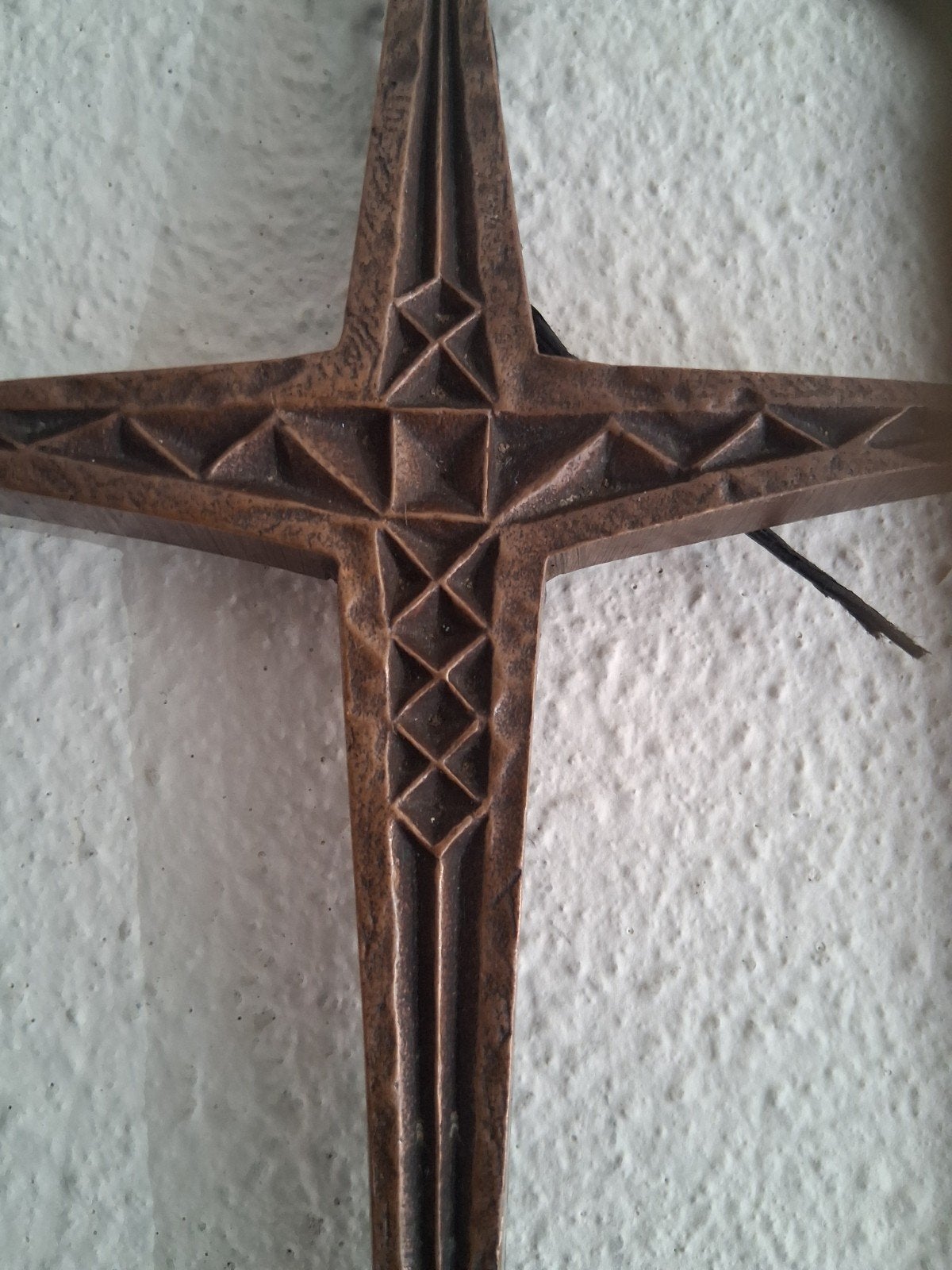 RAUW DESIGN - Brutalistisch Bronzen Wandkruis j60,70, Antiek en Kunst, Ophalen of Verzenden