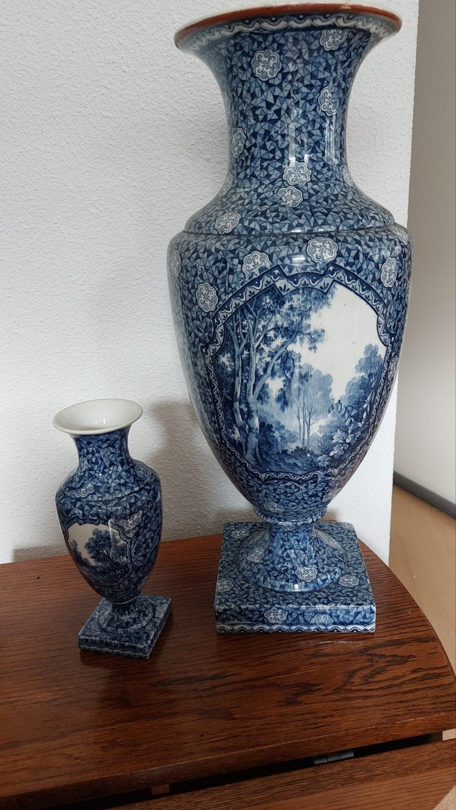 Set van twee Villeroy & Boch vazen, blauw-wit decor, Antiek en Kunst, Ophalen