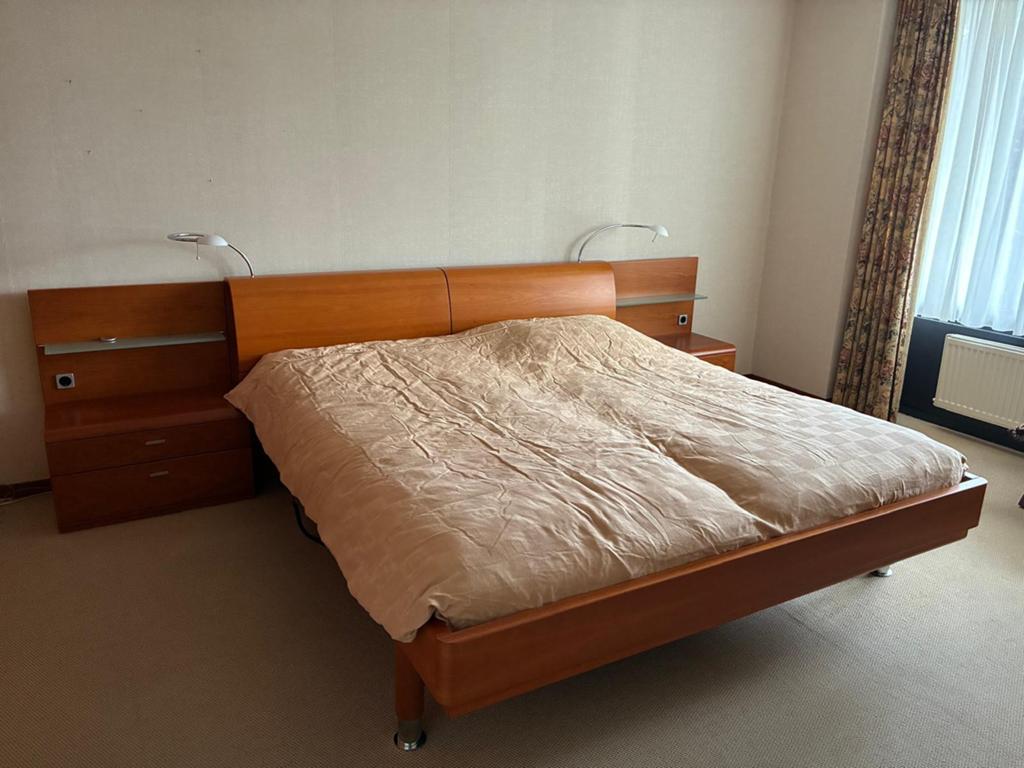 Auping, kersenkleur, verstelbaar, elektrisch met kledingkast, Huis en Inrichting, Slaapkamer | Bedden, Ophalen, Overige kleuren