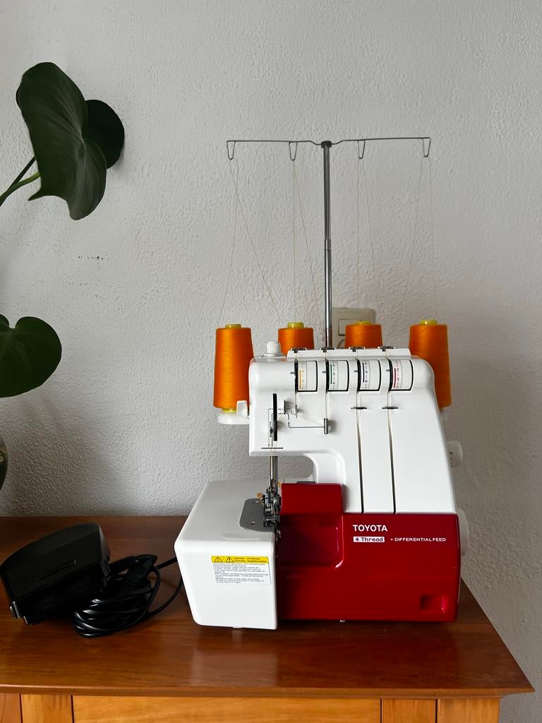 Toyota SLR4D Lockmachine, Hobby en Vrije tijd, Naaimachines en Toebehoren, Ophalen, Zo goed als nieuw, Lockmachine, Overige merken