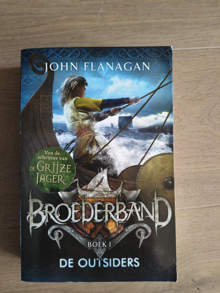 Broederband Boek 1: De Outsiders - John Flanagan, Boeken, Ophalen of Verzenden
