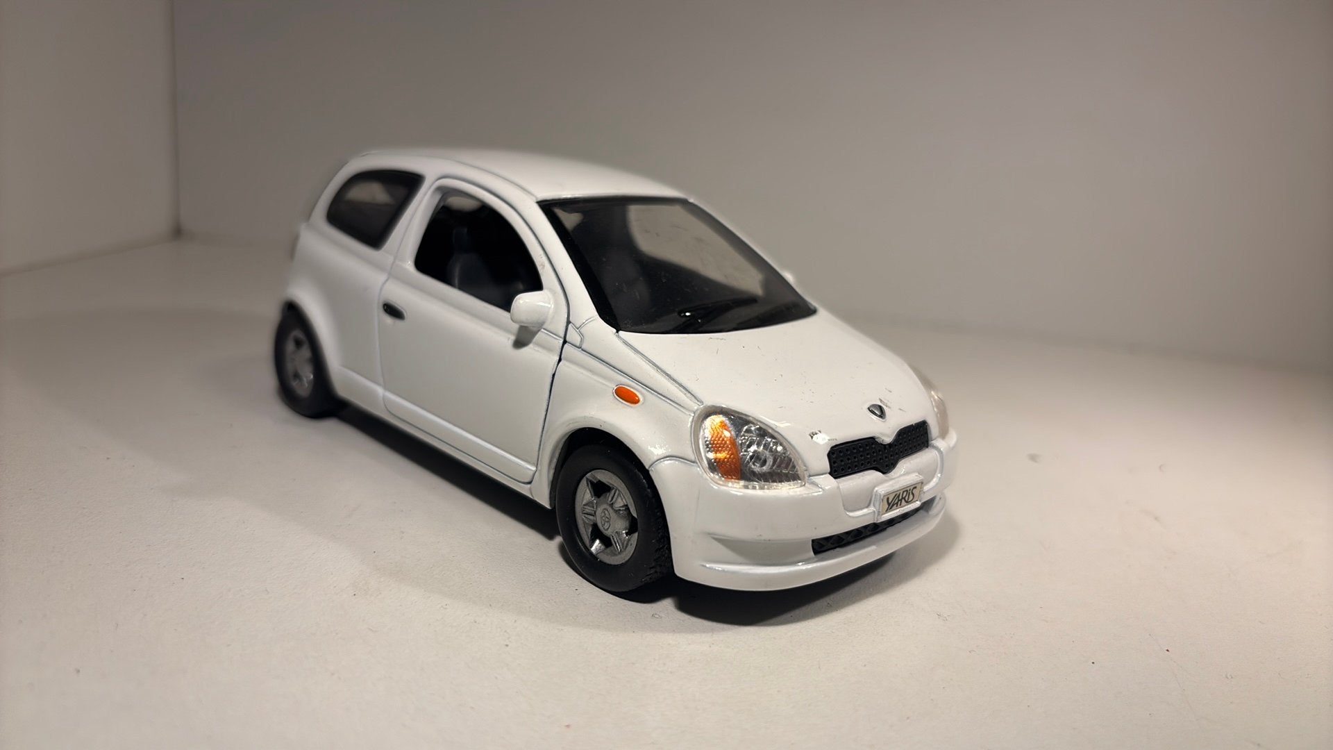 Toyota vitz wit sunny side 1.24