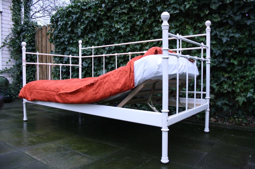 Wit metalen bed met verstelbare lattenbodem 90x200 cm, Huis en Inrichting, Ophalen, 90 cm, Eenpersoons, Wit