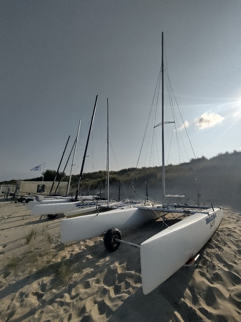 Buitenkans: mooie Nacra 580 katamaran met trapeze en trailer