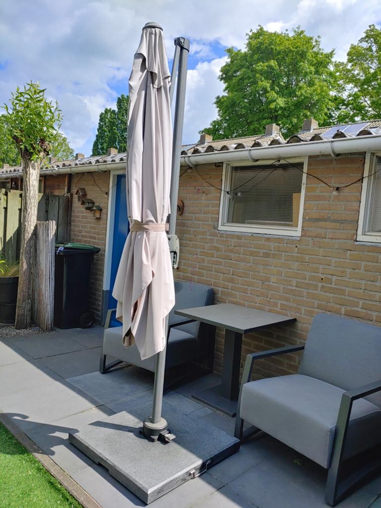 Gebruikte draaibare zweefparasol + verrijdbare granietenvoet, Tuin en Terras, Parasols, Ophalen, Gebruikt, Zweefparasol