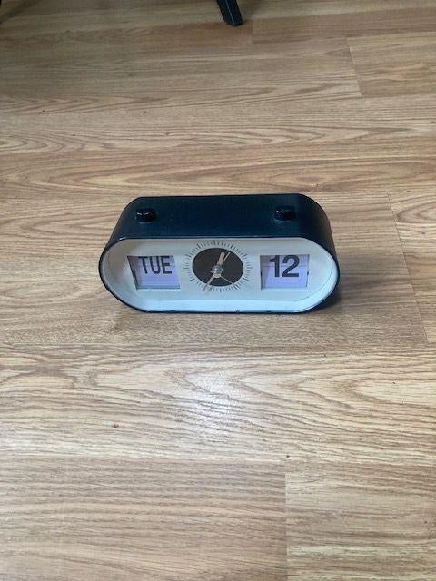 seniorenklok flip met dag datum en alarm zelf in stellen, Ophalen of Verzenden, Zo goed als nieuw, Digitaal, Wekker of Tafelklok