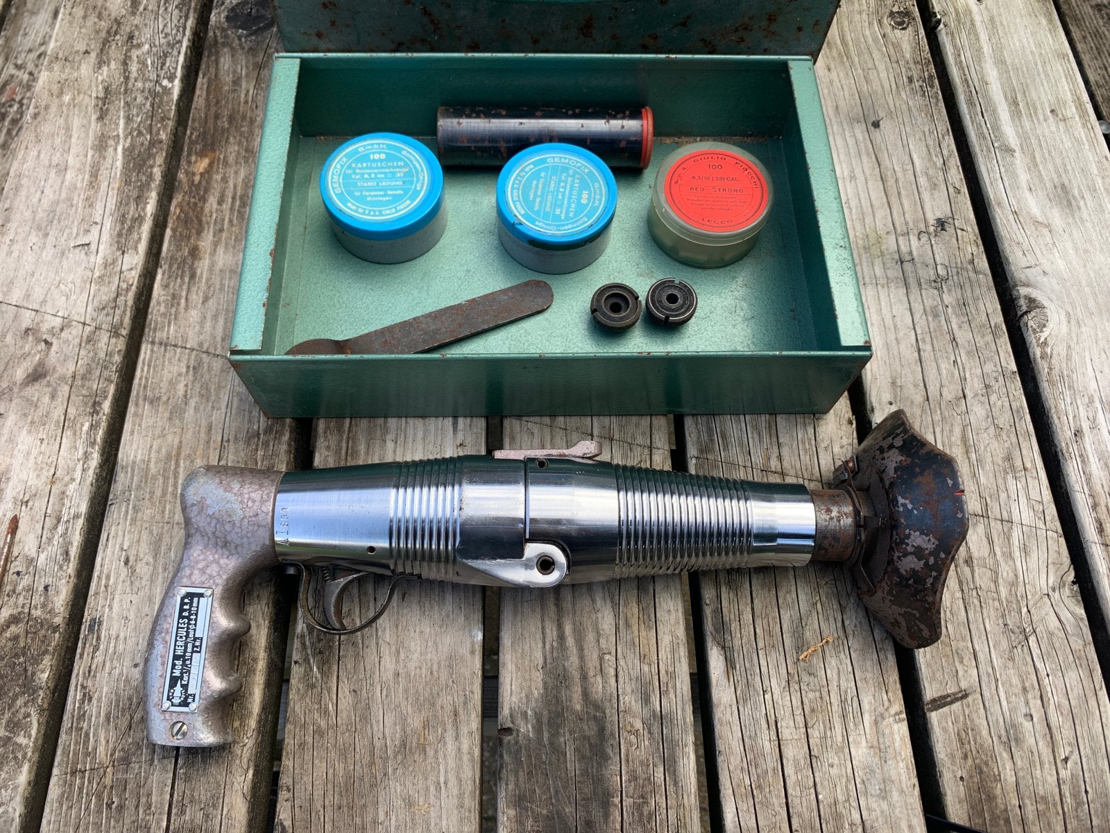 Hercules Fixrammer antiek spijkerpistool, Ophalen