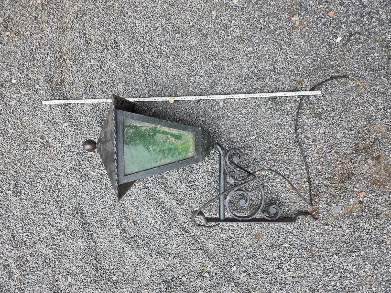 Antieke smeedijzeren buitenlamp met groen glas, Ophalen of Verzenden
