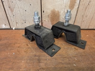 Motorsteunen Yanmar 100 set van 2