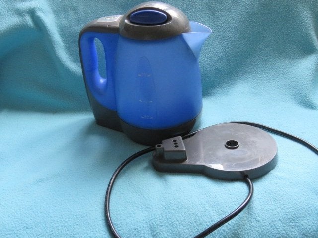 Vintage blauwe waterkoker SHG W800, Witgoed en Apparatuur, Waterkokers, 1 tot 2 liter, Ophalen of Verzenden, Gebruikt, Draadloos