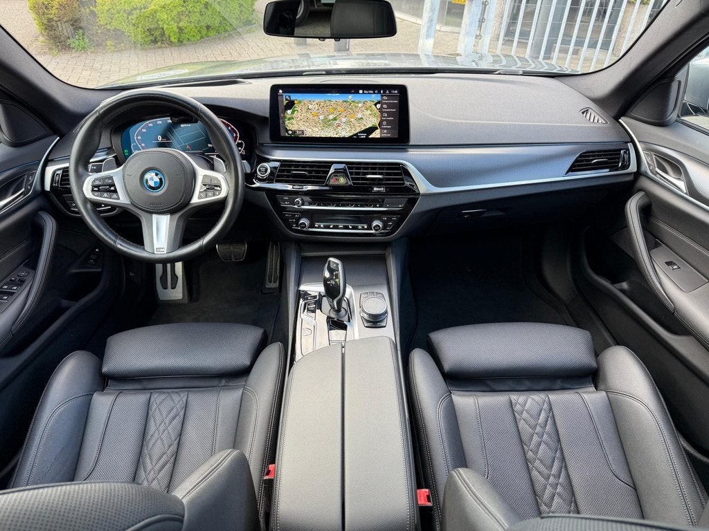 BMW 5 Serie Touring 530e M Sport Pano-Dak | Trekhaak | Adapt, Gebruikt, 4 cilinders, Hybride Elektrisch/Benzine, 1700 kg