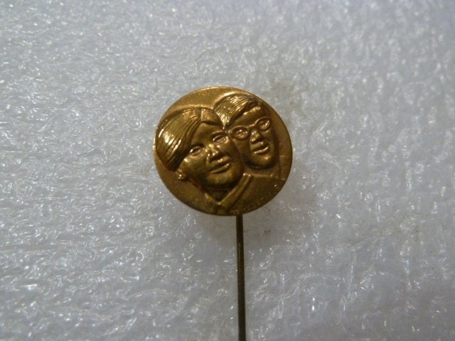 Vintage Gouden Speldje met Margriet en Pieter, Ophalen of Verzenden, Gebruikt, Figuurtje, Speldje of Pin
